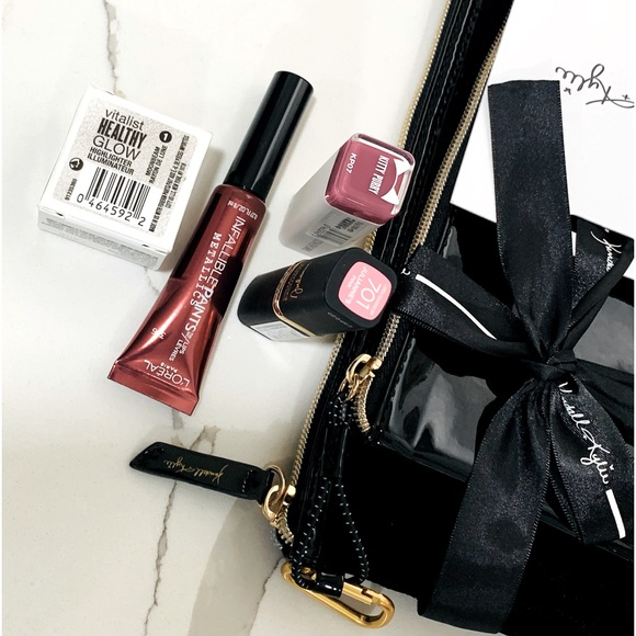 Kendall & Kylie 2 pieces Silver Metallic pouches and 4
makeup items Gift Set - Picture 8 of 8